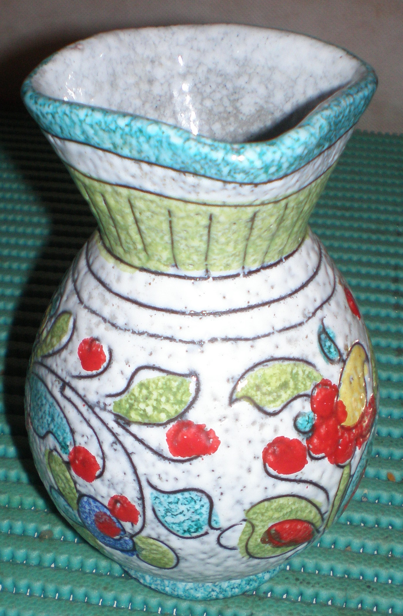 Niet of onleesbaar gesigneerd - Retro vaas Italiaanse keramiek verkocht voor € 1!