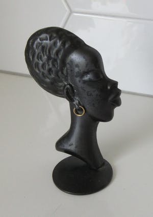 Niet of onleesbaar gesigneerd - Miniatuur bronzen buste Afrikaanse vrouw in Hagenauer stijl - ges. Gaag kopen? Bied vanaf 1!