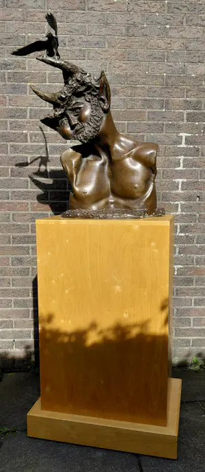 Aat Veldhoen - Faun en vogel, bronzen beeld op sokkel (groot, zwaar, unica) kopen? Bied vanaf 1350!