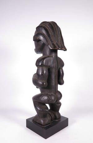 Fang Ntumu - Hout en koper, Staand vrouwenfiguur kopen? Bied vanaf 1!