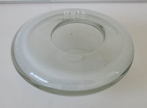 Niet of onleesbaar gesigneerd - Dutz platte ovale blanke en witte glazen kandelaar of votive kopen? Bied vanaf 1!