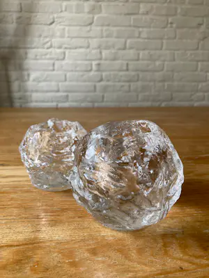 Kosta Boda - Twee theelicht houders "Snowball" door Ann Warff kopen? Bied vanaf 34!