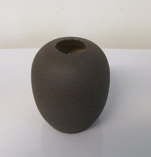 Lou Schwirtz - Eivormig keramisch vaasje met met ruw Aubergine kleurig glazuur kopen? Bied vanaf 38!