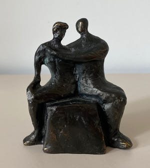 Niet of onleesbaar gesigneerd - Bronzen figuur van een omhelzend koppel kopen? Bied vanaf 1!