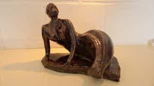 Niet of onleesbaar gesigneerd - Keramiek Charmotte klei bruin beeld van vrouw verkocht voor € 1!