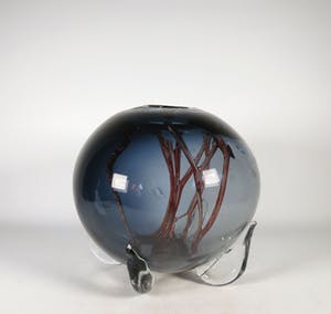Bernard Heesen - Glas, Staalblauwen vaas met roodbruine glasslierten kopen? Bied vanaf 400!