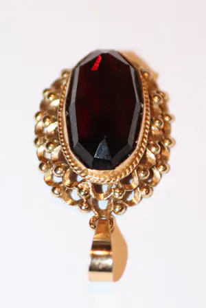 Buy Antieke 14 karaat gouden hanger met ovalen facet geslepen granaat steen? Bid from 450!