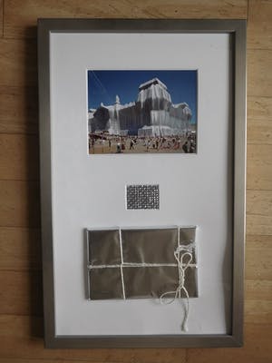 Christo - Rijksdag zeefdruk, stof en ingepakt pakketje - Gesigneerd - Ingelijst kopen? Bied vanaf 175!