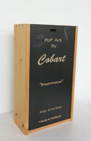 Ad van Hassel - Beeld van plexiglas in houten kistje, Buurvrouw (Cobart Pop Art) kopen? Bied vanaf 100!