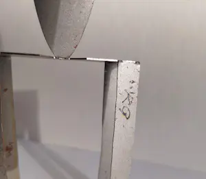 Klaas Gubbels - Lippen op tafel, dubbelgesigneerd metalen beeld (2015) kopen? Bied vanaf 195!