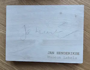Buy Jan Henderikse - Museum Labels - 8 Unieke gesigneerde werken - 2018 - 21 x 15 cm per stuk? Bid from 450!