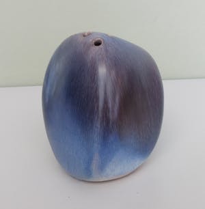 Niet of onleesbaar gesigneerd - Modernistische aardewerken rozensteker (vaas) kopen? Bied vanaf 1!