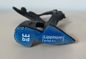 Niet of onleesbaar gesigneerd - Verbronsd abstract beeld van twee dansende of feestende figuren kopen? Bied vanaf 1!