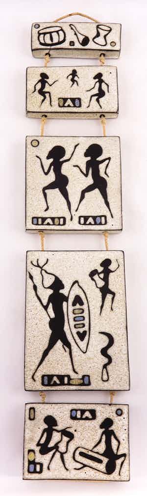 Niet of onleesbaar gesigneerd - Aardewerk, Hanger met 5 tegels van het Afrika Museum verkocht voor € 10!