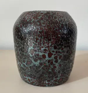 Niet of onleesbaar gesigneerd - Vintage aardewerken vaasje met lichtblauw bruisglazuur kopen? Bied vanaf 1!