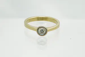 Acheter47 - 18 karaats bicolor gouden solitairring met ca 0.20 crt diamant? Enchérissez de 280!
