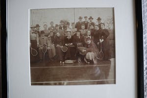 Niet of onleesbaar gesigneerd - Tennisclub kopen? Bied vanaf 1!