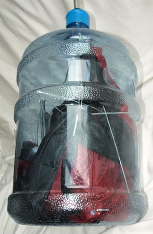 Niet of onleesbaar gesigneerd - Installatie-kunst , Paraplu + Watertank – ca 2003 kopen? Bied vanaf 1!