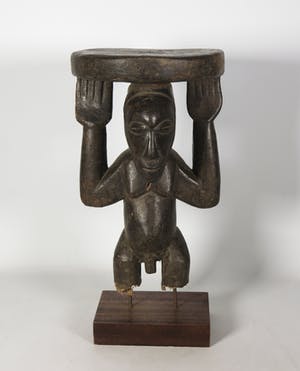 Luba - Hout, Kruk gedragen door een staand mannenfiguur kopen? Bied vanaf 1!