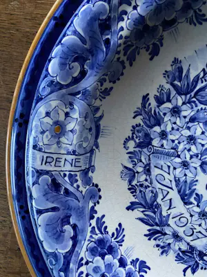 Porceleyne Fles - herdenkingsschotel 12,5 jaar huwelijk Bernhard en Juliana kopen? Bied vanaf 175!