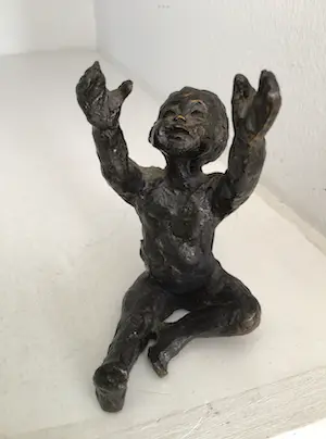 AcheterAstrid Veldhuyzen-Koppen - Sculptuur “ Kind met gestrekte armen “. Gesigneerd? Enchérissez de 1!