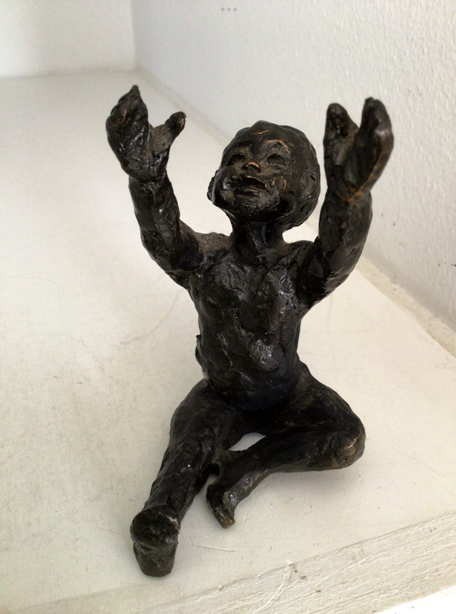 Astrid Veldhuyzen-Koppen - Sculptuur “ Kind met gestrekte armen “. Gesigneerd kopen? Bied vanaf 1!