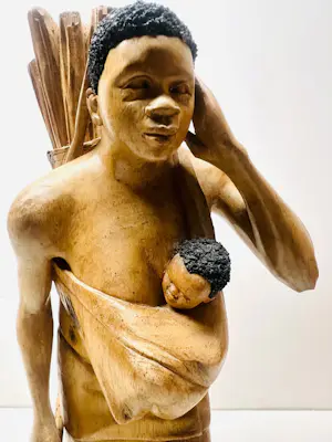 AcheterOnbekend - Afrikaanse houten vrouwensculpturen van Ngimbi Tatu? Enchérissez de 80!