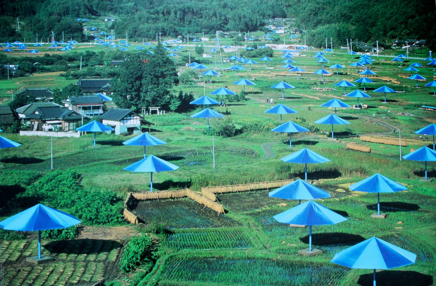 Christo - Ongesigneerde foto litho: The Umbrellas - 1991 verkocht voor € 25!