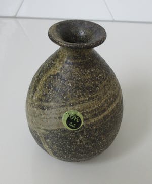 Niet of onleesbaar gesigneerd - 5. Marui Japans Shigaraki aardewerk vaasje met ruw bruine en zandkleurig glazuur kopen? Bied vanaf 1!