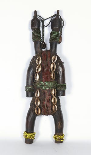 Namchi - Vruchtbaarheidspop van hout, kauri schelpen en kralen kopen? Bied vanaf 1!