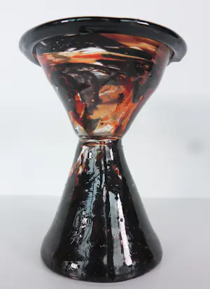 Bernard Heesen - / de Oude Horn, Bruinoranje glasobject in zandlopervorm kopen? Bied vanaf 200!