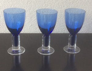 Niet of onleesbaar gesigneerd - DRIE BLAUWE DESIGN-GLAZEN kopen? Bied vanaf 1!